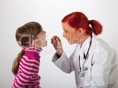 Die Kinderärztin schaut einem kleinen Mädchen in den Mund