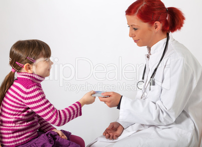 Die Kinderärztin bekommt eine Krankenkassenkarte