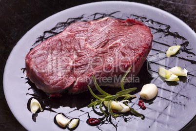 rohes Steak in der Pfanne