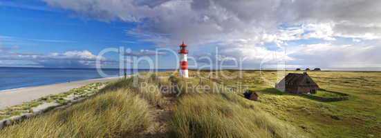 Leuchtturm und Wellen im Meer Nordsee bei Sylt