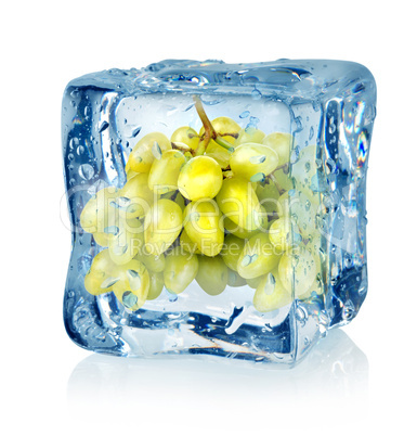 Ice cube and green grapes