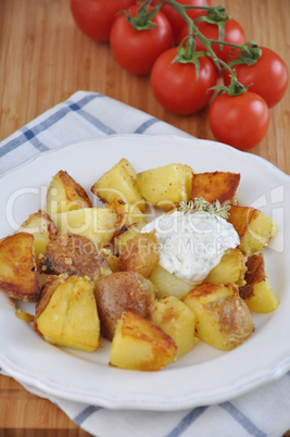 Bratkartoffeln mit Creme Fraiche und Tomaten