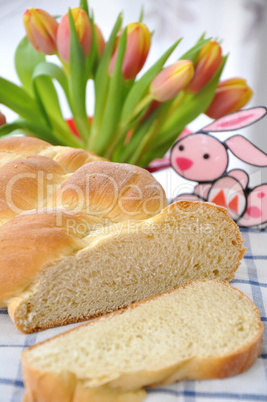 Briochestriezel mit Ostereiern und Tulpen