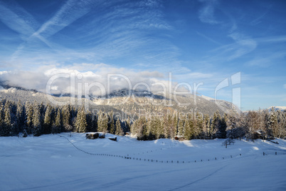 Verschneite Alpwiese