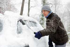 Mann befreit sein Auto vom Schnee