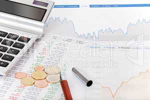 Aktienkurse, Taschenrechner und Geld auf Schreibtisch - Stockquo