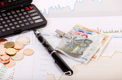 Aktienkurse, Taschenrechner und Geld auf Schreibtisch - Stock qu