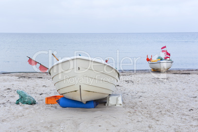 Fischerboot am Strand von Schönberger Strand, Schleswig-Holstei