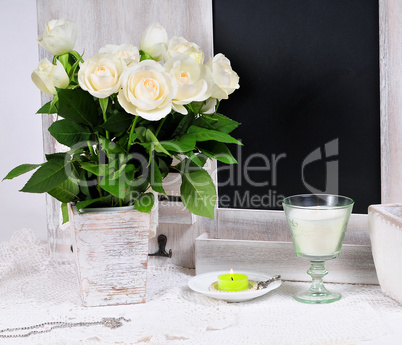 Tische Dekoration mit weißen Rosen