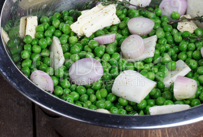 Frische Erbsen mit Gewürzen