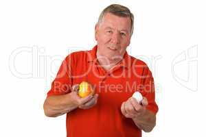 Alter Mann hält Ei und Apfel