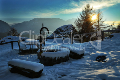 Abenddämmerung Picknickplatz im Winter