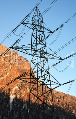 Strommasten und Berg im Abendrot