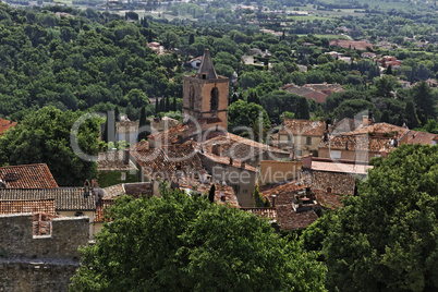 Grimaud, Altstadt mit Dächern und Kirche. Cote d'Azur, Provence, Südfrankreich