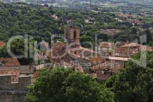 Grimaud, Altstadt mit Dächern und Kirche. Cote d'Azur, Provence, Südfrankreich