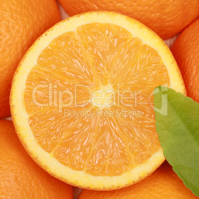Orange mit einem Orangenblatt