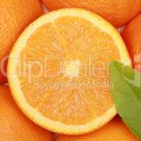 Orange mit einem Orangenblatt