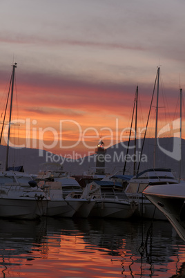 Saint-Tropez, Segelmasten mit Leuchtturm im Abendlicht, Cote d'Azur, Provence, Südfrankreich