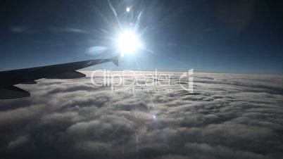 Flug mit Sonne über Wolken