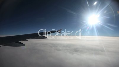 Flug mit Sonne über Wolken