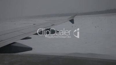 Flugzeug auf Rollfeld im Winter
