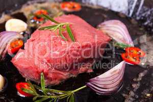rohes Steak in einer Eisenpfanne