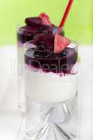 Joghurt und Quarkdessert mit Obst garniert - Yogurt and cottage