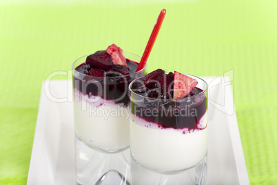 Joghurt und Quarkdessert auf Tablett - Yogurt and cottage cheese