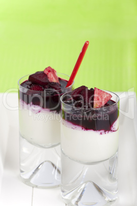 Joghurt und Quarkdessert auf Tablett - Yogurt and cottage cheese