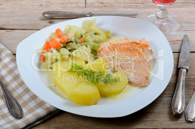 Lachs mit Kartoffeln und Gemüse