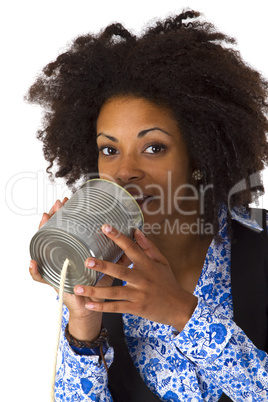 Afroamerikanische Frau mit Dosentelefon