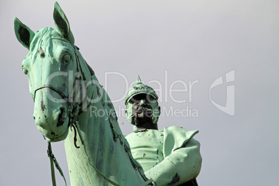 Kaiser Wilhelm zu Pferde vor der Kaiserpfalz in Goslar