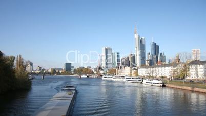 Skyline Frankfurt mit Main im Zeitraffer