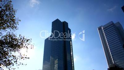 Hochhaus mit Wolken im Zeitraffer