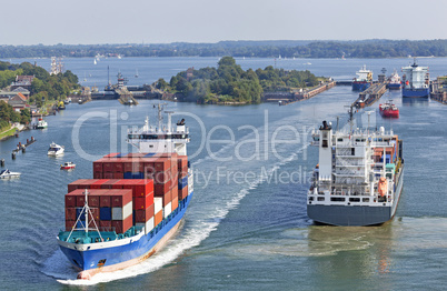 Containerschiff auf dem Nord-Ostsee-Kanal bei Kiel, Deutschland