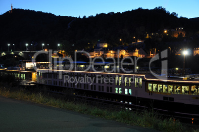 Kreuzfahrtschiff auf der Mosel bei Trier