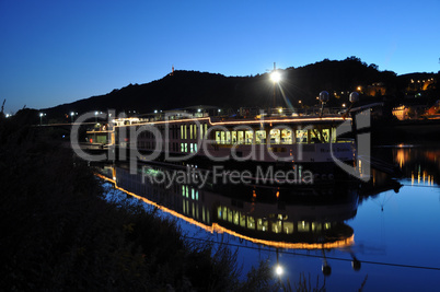 Kreuzfahrtschiff auf der Mosel bei Trier