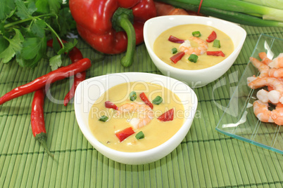 Currysuppe mit Garnelen und Gemüse