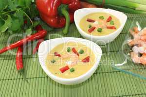 Currysuppe mit Garnelen und Gemüse