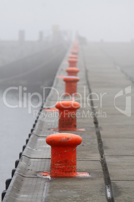 Pollerreihe im Nebel auf Helgoland