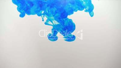 Blaue Tinte in Wasser