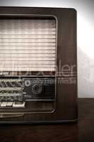 Altes Radio, Vintage Radio aus Holz auf Kommode