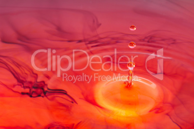 Wassertropfen abstrakt  Hintergrund rot