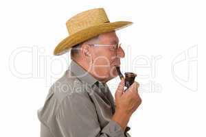 Alter Mann mit Hut raucht Pfeife