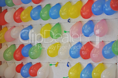 Luftballons in einer Jahrmarktsbude