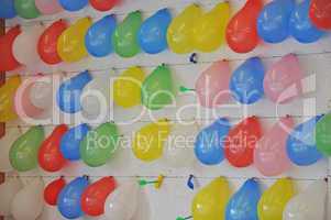 Luftballons in einer Jahrmarktsbude