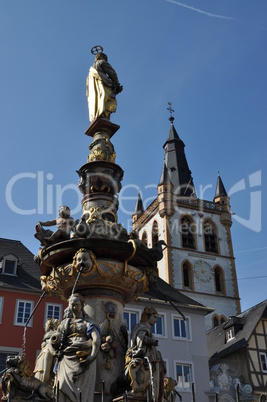 Petrusbrunnen und Kirche St. Gangolf in Trier