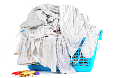 Wäschekorb mit Kleidung