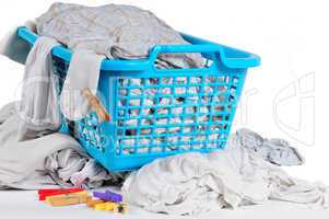 Wäschekorb mit Kleidung