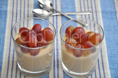 Grießpudding mit Früchten